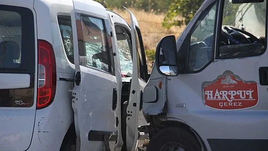 Keban Yolunda hafif ticari araç ile minibüs kafa kafaya çarpıştı