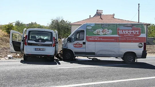 Keban Yolunda hafif ticari araç ile minibüs kafa kafaya çarpıştı
