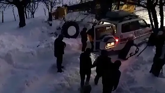 Arıcak'ta hasta vatandaşın yardımına paletli ambulans yetişti