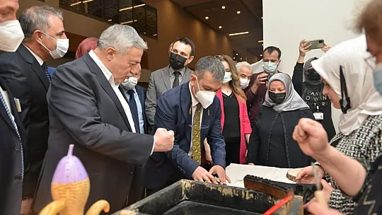 Hasta ve yakınlarının yaptığı el emekleri görücüye çıktı
