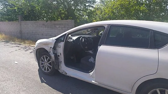 Elazığ'da iki otomobil çarpıştı
