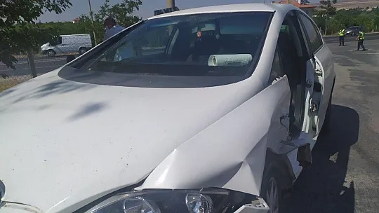 Elazığ'da iki otomobil çarpıştı