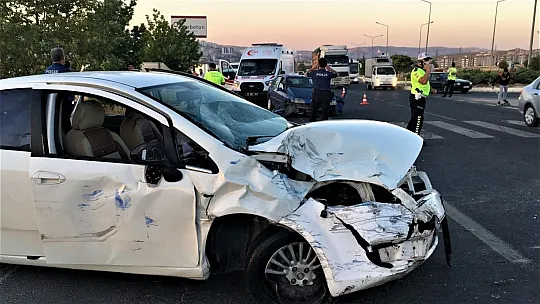 İki otomobilin hurdaya döndüğü kazada 9 kişi yaralandı