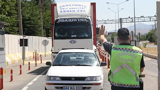 Jandarmadan bayramda şeker ve kolonyalı uygulama