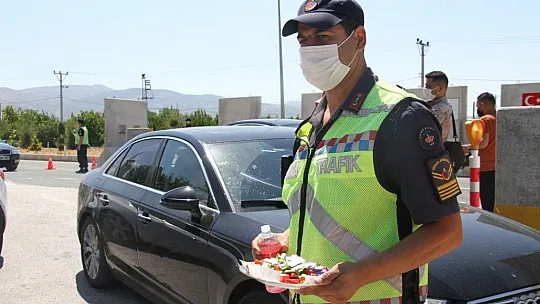 Jandarmadan bayramda şeker ve kolonyalı uygulama