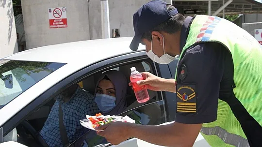 Jandarmadan bayramda şeker ve kolonyalı uygulama