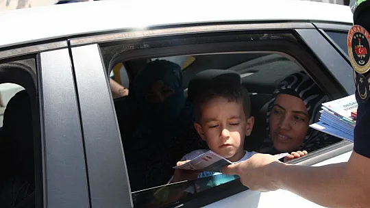 Jandarmadan bayramda şeker ve kolonyalı uygulama