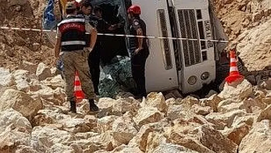 Şarampole devrilen kamyonun sürücüsü hayatını kaybetti