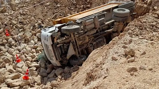 Şarampole devrilen kamyonun sürücüsü hayatını kaybetti