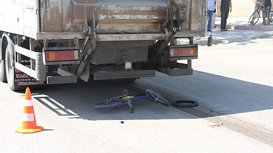 Kamyonun altında kalan çocuk hayatını kaybetti, sürücü olay yerinden kaçtı