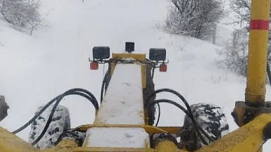 Ekipler kapalı köy yollarını açmak için çalışmalarını sürdürüyor