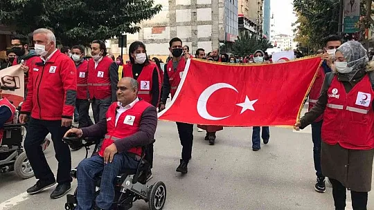 Kızılay Haftası yürüyüşü Elazığ'da gerçekleştirildi