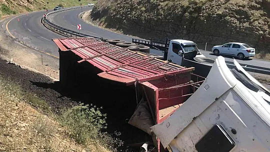 Virajı alamayan kömür yüklü kamyon devrildi