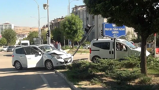 Kontrolden çıkan otomobil önce araca ardından trafik ışığına çarptı