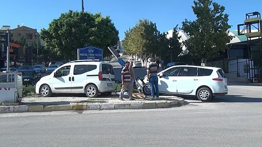 Kontrolden çıkan otomobil önce araca ardından trafik ışığına çarptı
