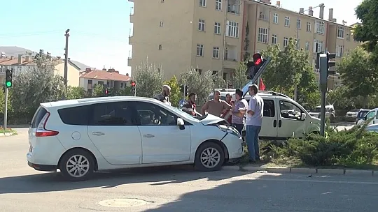 Kontrolden çıkan otomobil önce araca ardından trafik ışığına çarptı