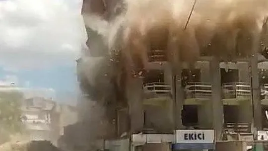 Kontrollü yıkımda hasarlı bina böyle çöktü