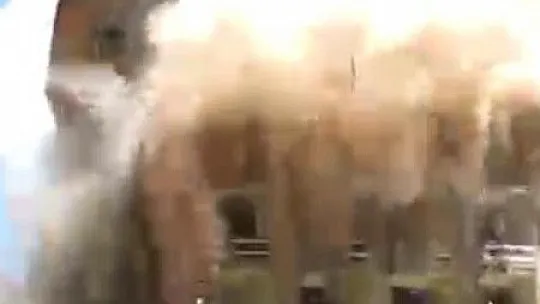Kontrollü yıkımda hasarlı bina böyle çöktü