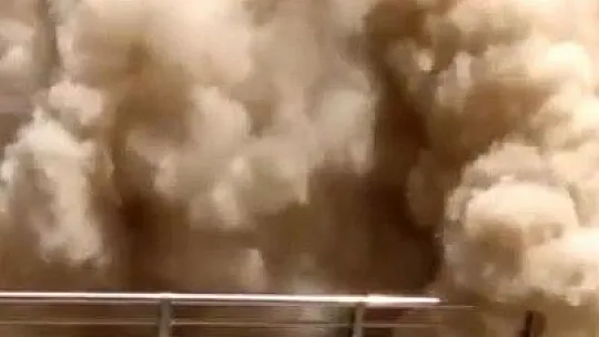 Kontrollü yıkımda hasarlı bina böyle çöktü