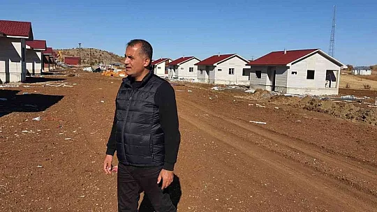 Deprem sonrası köylerdeki çelik konstrüksiyon evlerin yapımı sürüyor