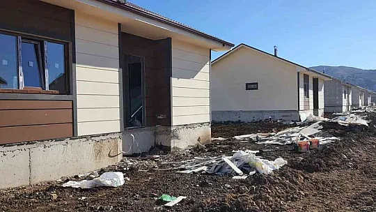 Deprem sonrası köylerdeki çelik konstrüksiyon evlerin yapımı sürüyor
