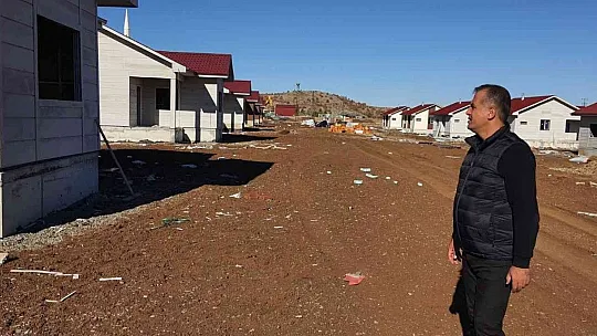 Deprem sonrası köylerdeki çelik konstrüksiyon evlerin yapımı sürüyor