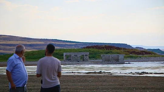 Sular çekilince, 75 yıllık okul gün yüzüne çıktı