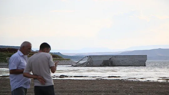 Sular çekilince, 75 yıllık okul gün yüzüne çıktı