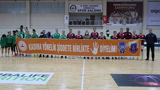 Kadına şiddete pankartlı tepki