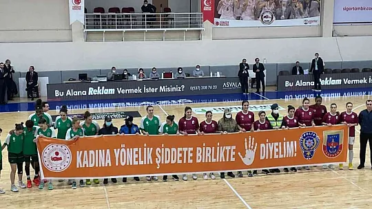 Kadına şiddete pankartlı tepki