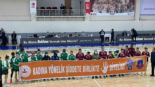 Kadına şiddete pankartlı tepki