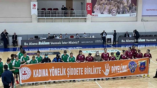 Kadına şiddete pankartlı tepki