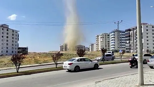 Metrelerce yüksekliğe ulaşan hortum vatandaşlarda tedirginlik yaşattı