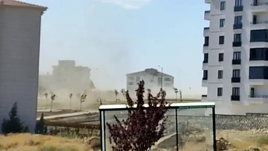 Metrelerce yüksekliğe ulaşan hortum vatandaşlarda tedirginlik yaşattı