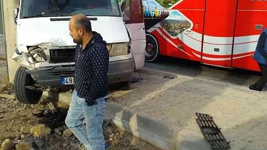 Kovancılar'da minibüs elektrik direğine çaptı