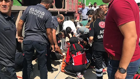 Motosikletteki iki kişi kamyonun tekerleri arasında sıkıştı
