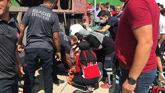 Motosikletteki iki kişi kamyonun tekerleri arasında sıkıştı