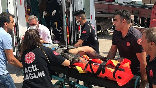 Motosikletteki iki kişi kamyonun tekerleri arasında sıkıştı