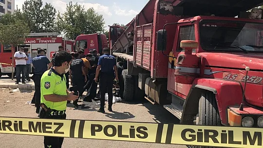 Motosikletteki iki kişi kamyonun tekerleri arasında sıkıştı