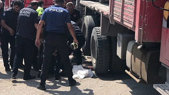 Motosikletteki iki kişi kamyonun tekerleri arasında sıkıştı