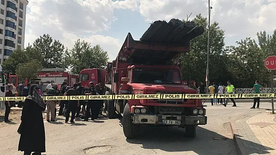 Motosikletteki iki kişi kamyonun tekerleri arasında sıkıştı