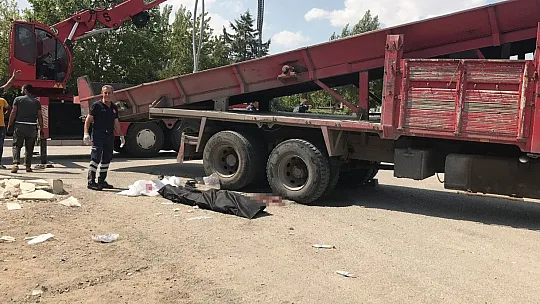 Motosikletteki iki kişi kamyonun tekerleri arasında sıkıştı