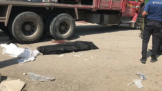 Motosikletteki iki kişi kamyonun tekerleri arasında sıkıştı
