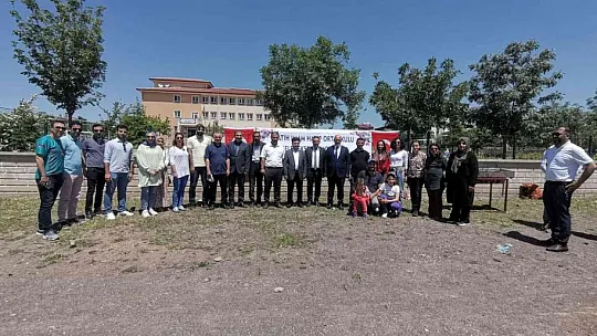 Halat çekme yarışı renkli görüntülere sahne oldu