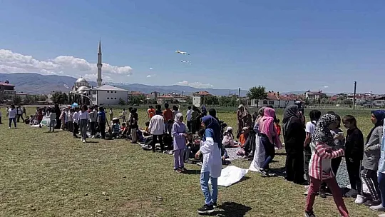 Halat çekme yarışı renkli görüntülere sahne oldu