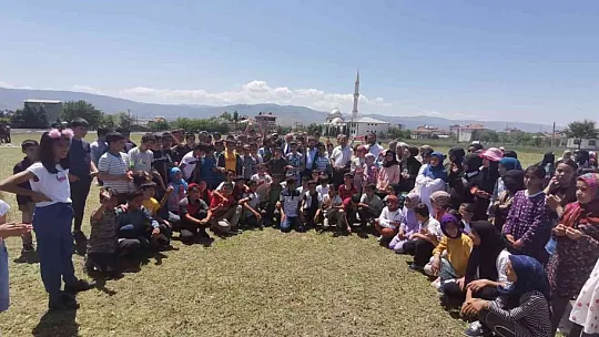 Halat çekme yarışı renkli görüntülere sahne oldu