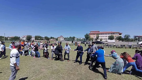 Halat çekme yarışı renkli görüntülere sahne oldu