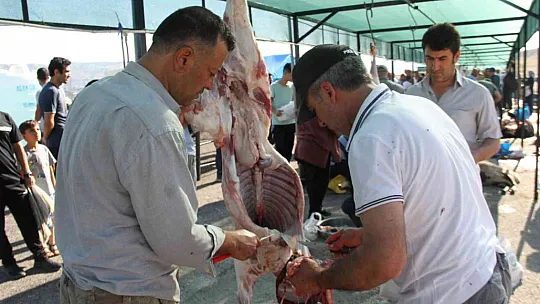 Elazığ'da namazdan çıkan vatandaşlar kurbanlarını kesti
