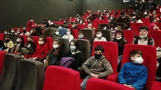 Sivrice'den gelen 100 öğrenci 'Kesişme İyi ki Varsın Eren' filmini izledi