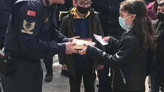 Elazığlı öğrencilerden jandarmaya anlamlı hediye